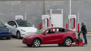 Estados Unidos anuncia subvenciones de $2,500 millones para cargar autos eléctricos