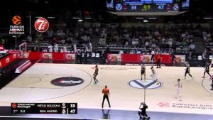 Triplazo de Yabusele desde el párking ante la Virtus