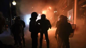 Incendian el Ayuntamiento de Burdeos durante las protestas contra la reforma de Macron