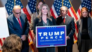 La exabogada de Trump, Jenna Ellis, es sancionada tras admitir que las teorías de fraude electoral eran falsas