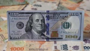 Qué es el “dólar blue” y por qué su elevado valor sacude la economía y la política de Argentina