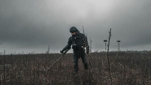 Desminadores en los jardines del diablo de Ucrania: jugarse la vida por 430 euros al mes