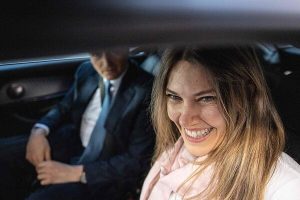 La ex vicepresidenta del Parlamento implicada en el Qatargate, Eva Kaili, inicia su arresto domiciliario