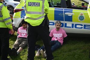 La policía británica detiene a 118 activistas por altercados durante la carrera hípica Grand National