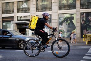 Glovo se alía con 40 marcas para entrar en el sector de la moda