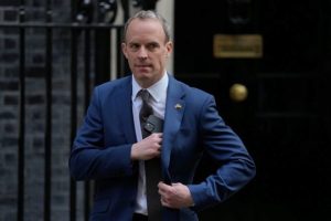 Dimite el ministro británico de Justicia Dominic Raab, acusado de acoso laboral