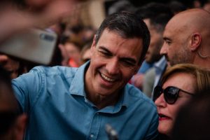 Pedro Sánchez promete médico y escuela a un máximo de media hora en el mundo rural