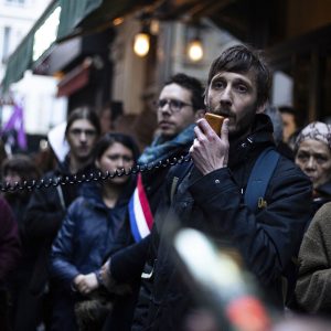 La polémica detención en Londres de un editor francés por protestar contra Macron