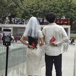 Decálogo chino para tener más hijos: eliminar la millonaria dote de bodas a los padres de la novia