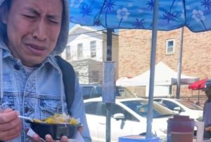 Un ecuatoriano llora tras encontrar cevichochos en Nueva York