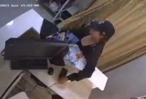 Se robó un celular, pero se olvidó el suyo