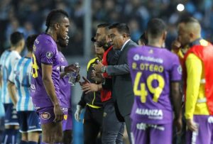 Aucas: César Farías indignado porque Fernando Gago le dio palmadas en el hombro