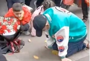 Noticias virales: Hombre rogó de rodillas a su exnovia durante 21 horas