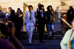 Insólito acto de represalia política: expulsan a dos legisladores en Tennessee por protestar contra armas