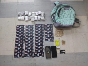 Adolescente es atrapada con droga en el centro de Ambato