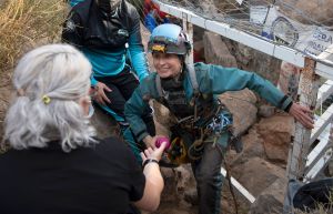 Alpinista española emerge tras haber pasado 500 días en una cueva bajo tierra