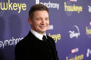Jeremy Renner reaparece en la alfombra roja y con una acompañante muy especial