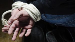 Delincuentes armados roban un local en Ambato