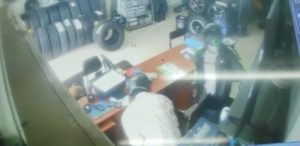 Lo maniatan y amenazan con una  pistola por robarle 250 dólares