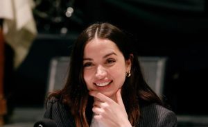 Ana de Armas regresa a Cuba: su combinación ganadora con vestido negro y las sandalias planas tendencia