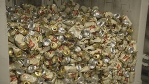 Champán no hay más que uno: por qué Francia ha ordenado destruir miles de latas de cerveza estadounidense