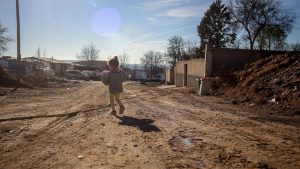 El Ayuntamiento abre Madrid Río este fin de semana e incrementa el reparto de agua en La Cañada Real contra el calor