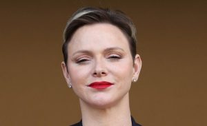 Charlene de Mónaco estrena look sporty con las zapatillas blancas de los 60 más versátiles de la temporada