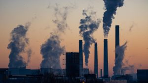 Harvard advierte de que la contaminación atmosférica eleva el riesgo de demencia, incluso en niveles considerados ‘seguros’