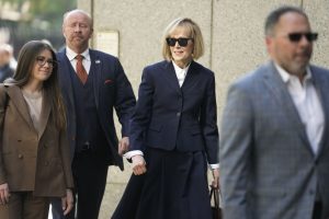 Escritora dice a jurado: “Trump me violó”