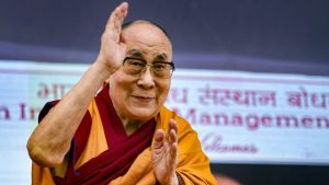 El Dalai Lama se disculpa tras un vídeo en el que pide a un niño que “chupe su lengua”