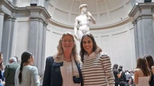 La directora despedida por mostrar el ‘David’ de Miguel Ángel a sus alumnos visita la escultura en Florencia