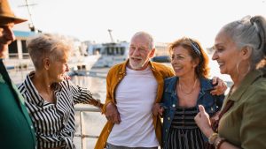 Tras 80 años de estudio, Harvard confirma a qué edad aumenta nuestra felicidad