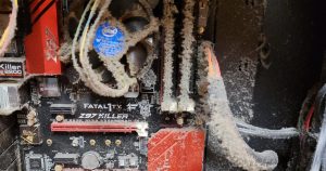No hagas como él: si tienes un PC de sobremesa y no quieres que se rompa, límpialo