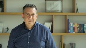 “Tuve que dejar de jugar al fútbol con mi hijo”: Así afecta el párkinson, la segunda enfermedad neurodegenerativa más común