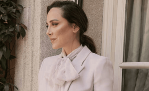 La blusa con lazada más elegante de Tamara Falcó que confirma que sigue siendo una de las mejores vestidas