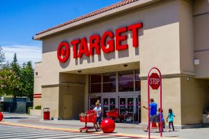 Walmart, Target y Dollar General son multados por cobrar de más a clientes por errores del escáner de precios