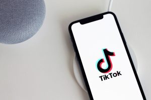 TikTok entre la espada y la pared por sospechas de espionaje