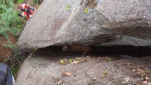 Dos días de odisea para rescatar a Toby, el perro que se quedó atrapado entre dos rocas en Chantada