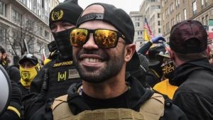 Quiénes son los Proud Boys, el grupo de ultraderecha del que 4 miembros fueron condenados por sedición tras el ataque contra el Capitolio de EE.UU.