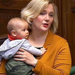 La diputada británica “acosada” desde que llevó a su bebé al Parlamento