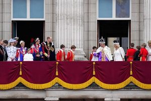 Lo que la ausencia de los ‘proscritos’ Harry y Andrés del balcón de Buckingham dice del nuevo reinado de Carlos III