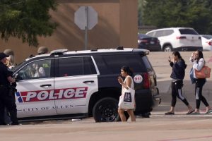 Un tiroteo deja varios muertos en un centro comercial de Texas y la Policía mata al agresor