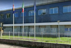 En Italia, un joven acuchilló a su maestra presuntamente porque lo reprobaría