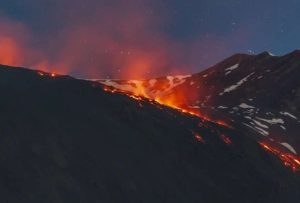 El volcán Etna entró en erupción y dejó imágenes impresionantes