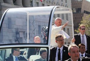 El papa Francisco regañó a una creyente que pidió la bendición para su perro