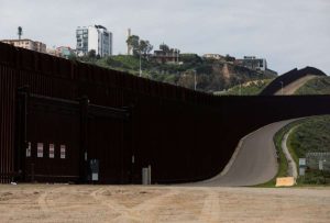 Así fue el momento en el que un niño de 4 años fue lanzado sobre el muro fronterizo en Estados Unidos