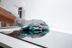 Cobra USD 60 por hora para limpiar casas desnuda