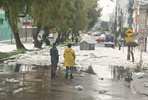 Fuertes lluvias y granizo se registran en el sur de Quito 