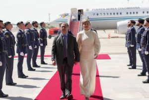 Verónica Alcocer bailó mapalé en los exteriores de la Embajada de Colombia en España 