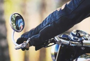 En México, un motociclista realiza una maniobra y termina en el suelo